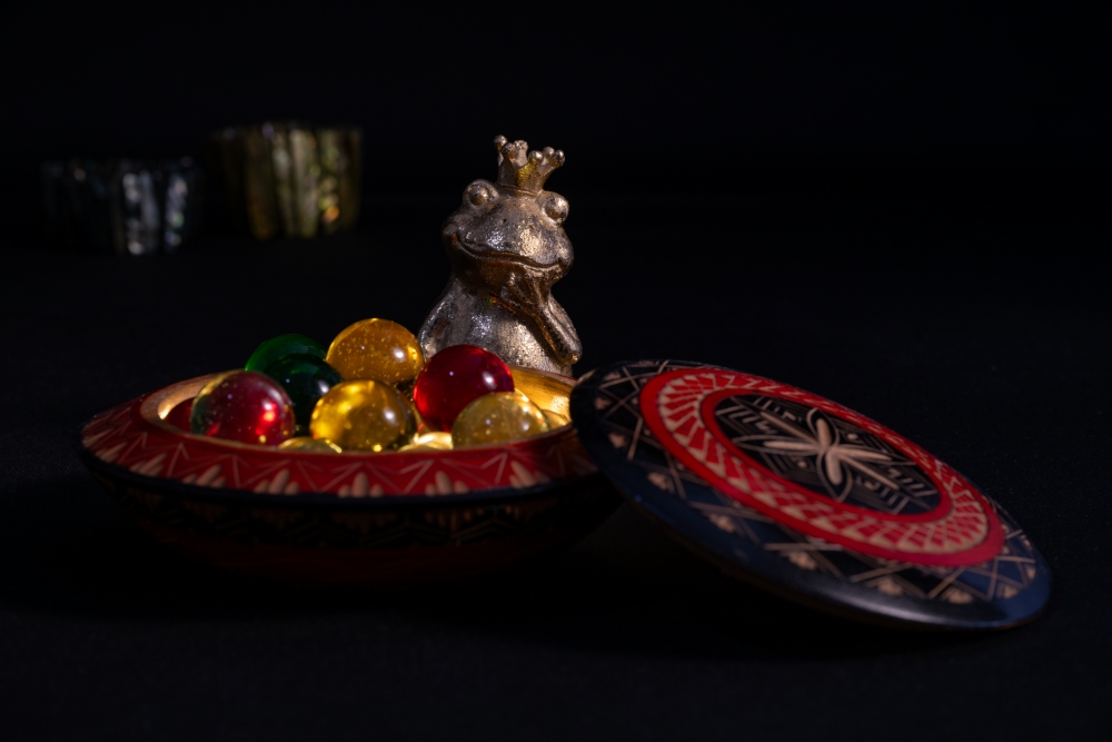 Frosch mit Glaskugeln.