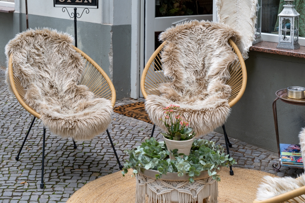 Stühle mit Fell.